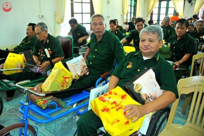 Tặng quà cho người có công với cách mạng dịp Tết. Ảnh minh họa.
