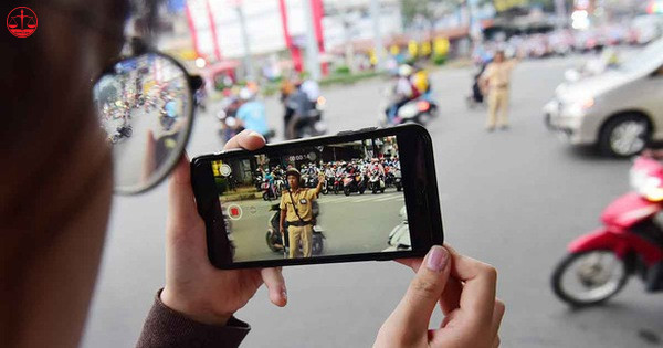 Người dân có được quay phim, chụp hình CSGT khi bị dừng xe kiểm tra